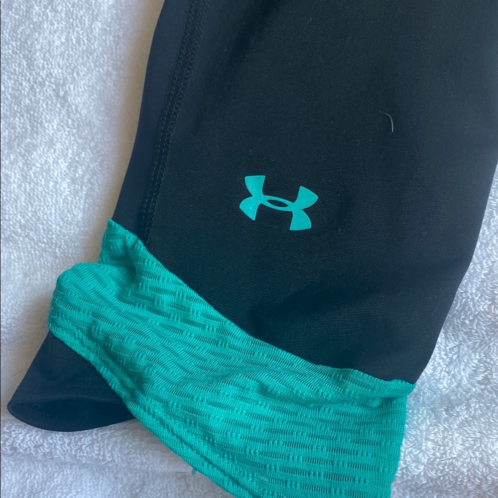 Under  Armour Women’s Black and Teal Atgletic Capris - Picture 3 of 5